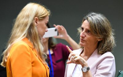 Sánchez cierra la puerta de Naturgy a TotalEnergies y espera a un caballero blanco.